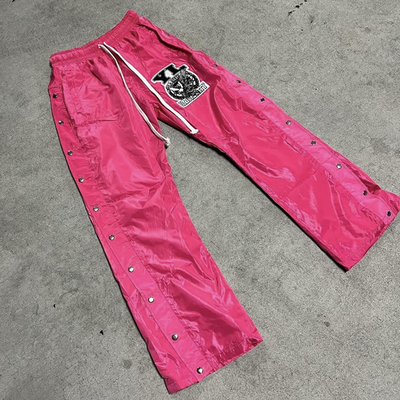 satın al Rüzgar geçirmez tasarımlı ve sıkıntılı nakışlı erkekler için Baggy Fit Nylon spor pantolonları online manufacture